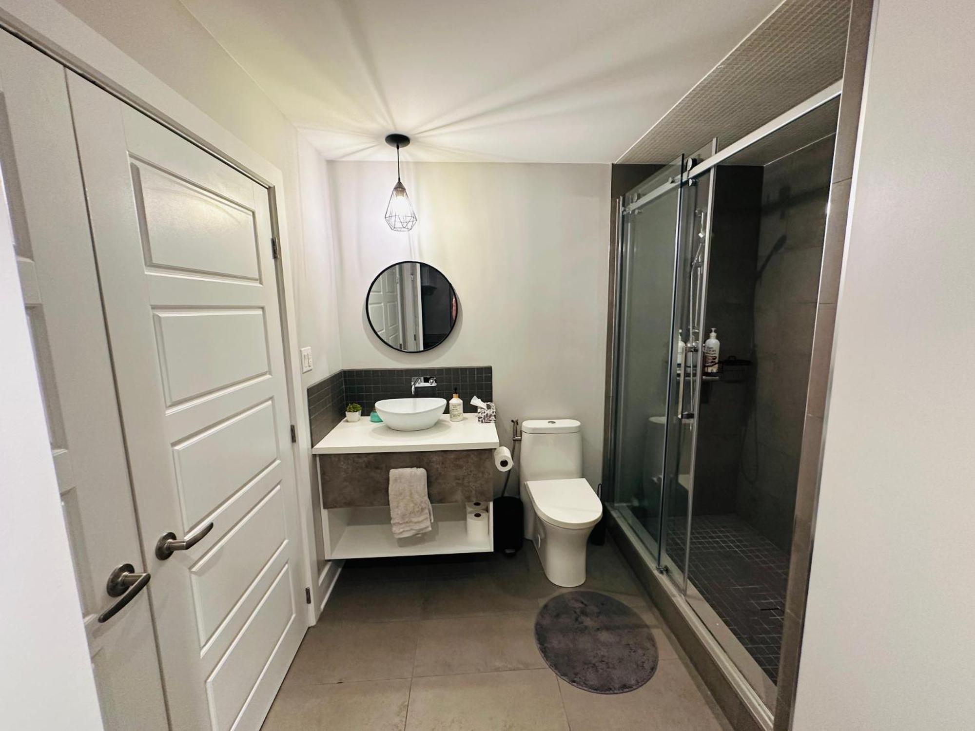 Urban Retreat - 2 Bedroom, 3 Beds, 6 Guests, Free Parking Longueuil Luaran gambar