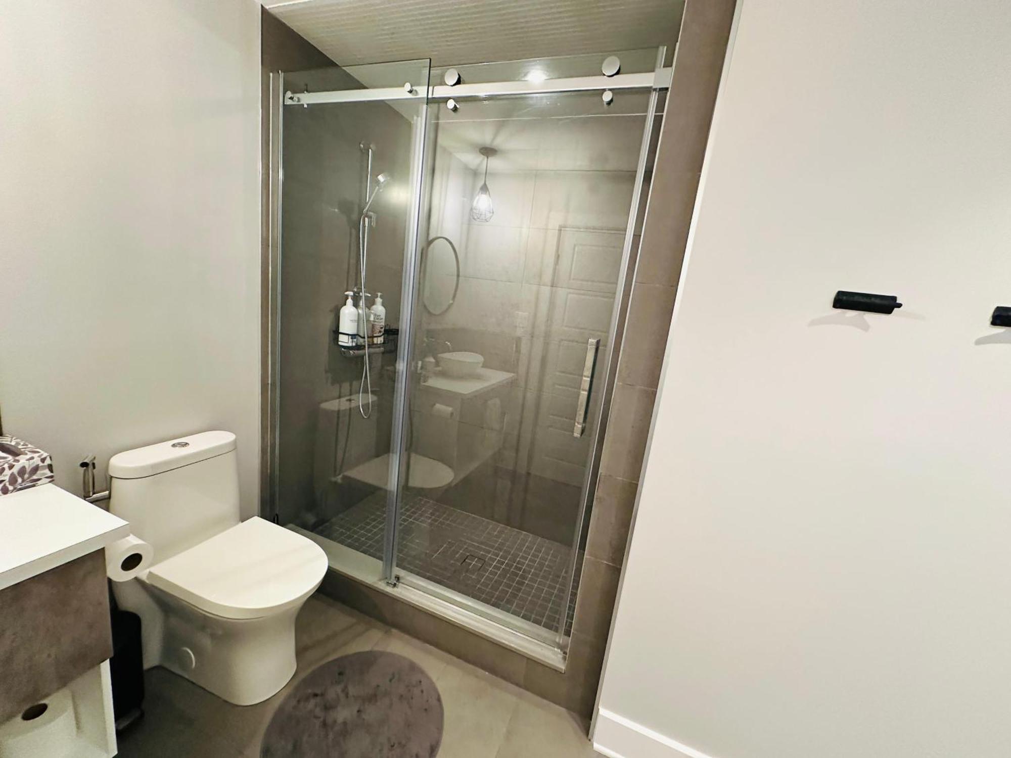 Urban Retreat - 2 Bedroom, 3 Beds, 6 Guests, Free Parking Longueuil Luaran gambar